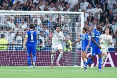 西甲联赛：马竞5-2大胜皇马，终结皇马不败金身，西蒙尼激情庆祝