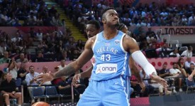 勇士队小佩顿抢断逆转战局，穆迪快攻受阻转型慢攻策略