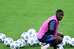 意甲联赛那不勒斯领跑积分榜，迎战AC米兰挑战比萨